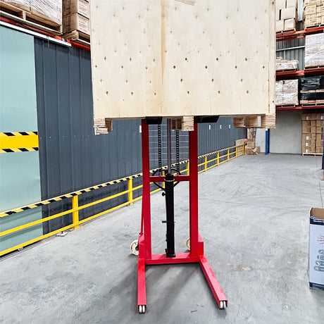  Manual hydraulic stacker lift truck with a 2000kg capacity and 1.6m lifting height, ideal for warehouse and industrial lifting tasks.