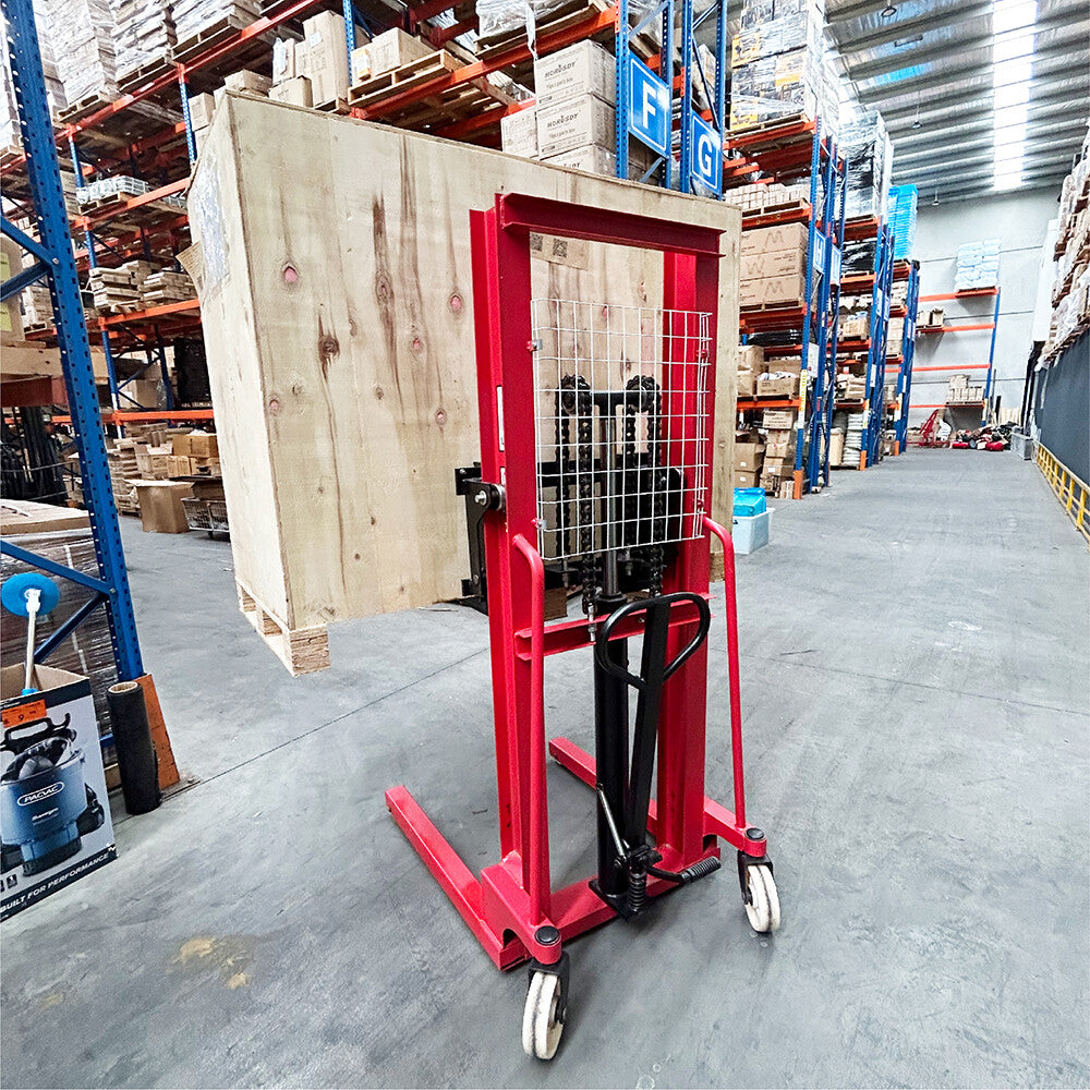  Manual hydraulic stacker lift truck with a 2000kg capacity and 1.6m lifting height, ideal for warehouse and industrial lifting tasks.
