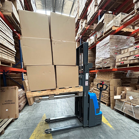 Battery-powered walkie stacker with 2.5m lift height and 1500kg load capacity. Ideal for efficient material handling in warehouses, featuring ergonomic design, easy maneuverability, and high lifting performance.
