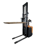 Stand-up electric stacker with 3-meter lift height and 1500kg capacity. Designed for efficient material handling in warehouses, featuring durable construction, ergonomic controls, and compact design for easy maneuverability.Stand-up electric stacker with 3-meter lift height and 1500kg capacity. Designed for efficient material handling in warehouses, featuring durable construction, ergonomic controls, and compact design for easy maneuverability.