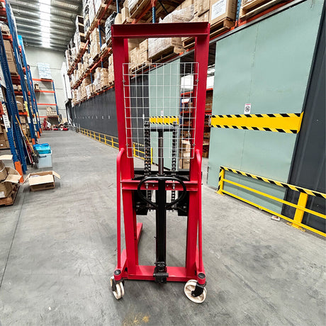  Manual hydraulic stacker lift truck with a 2000kg capacity and 1.6m lifting height, ideal for warehouse and industrial lifting tasks.